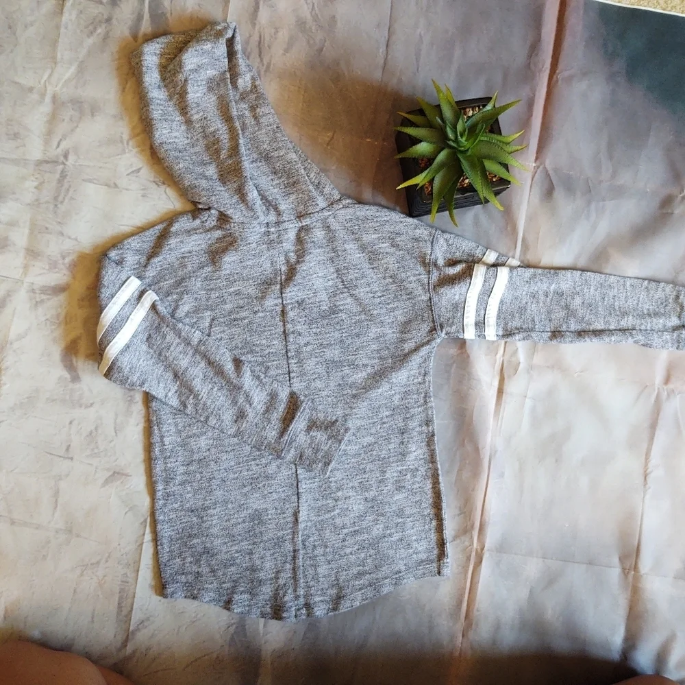 💥3/$20 Justice Grey V-Neck Gray Hoodie Size 6!